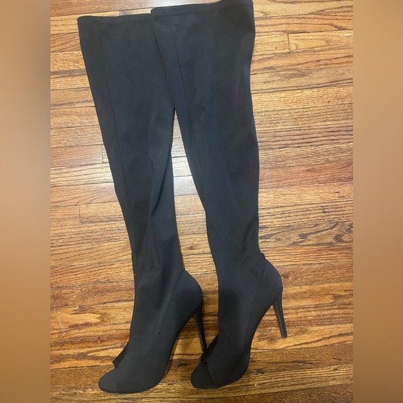 Beautiful boots heels - Picture 3 of 3